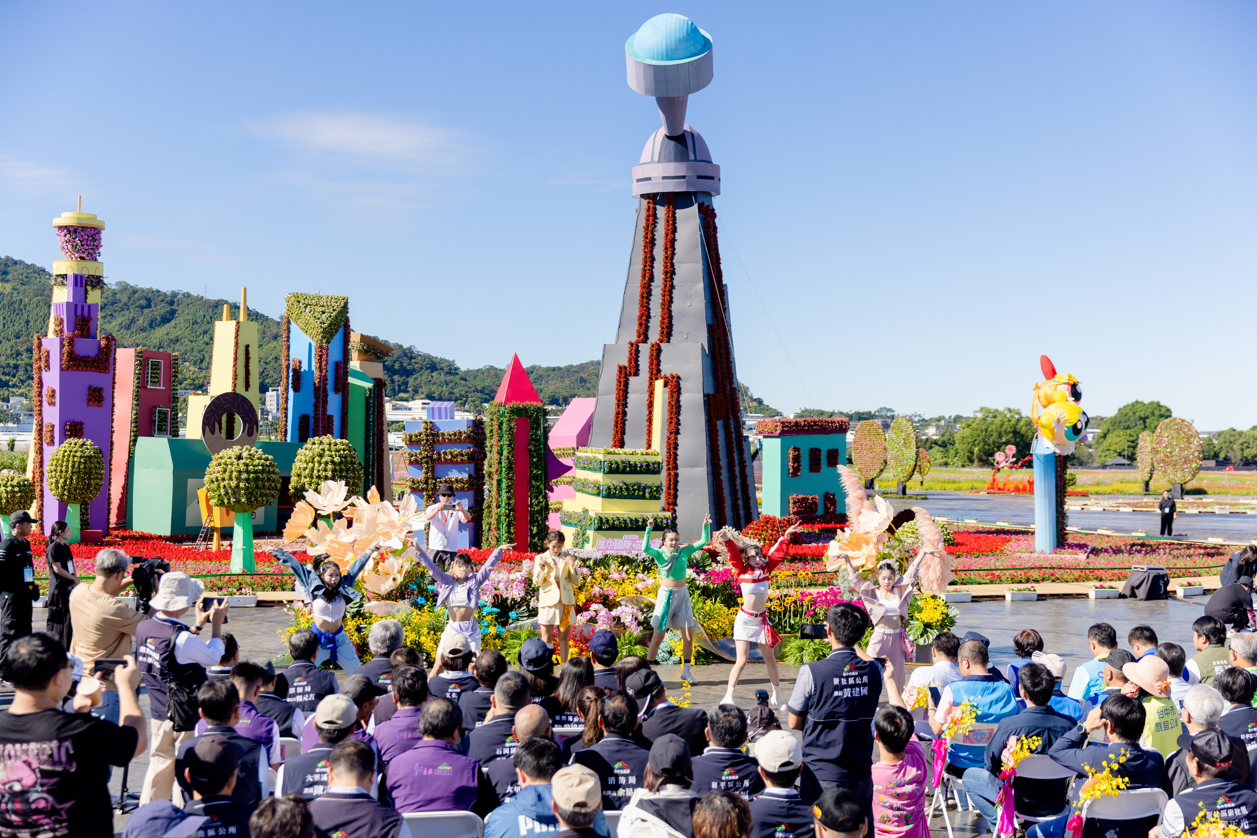 花毯節淪「煙火秀」? 節慶經濟優缺點分析 花毯節淪「煙火秀」? 節慶經濟優缺點分析