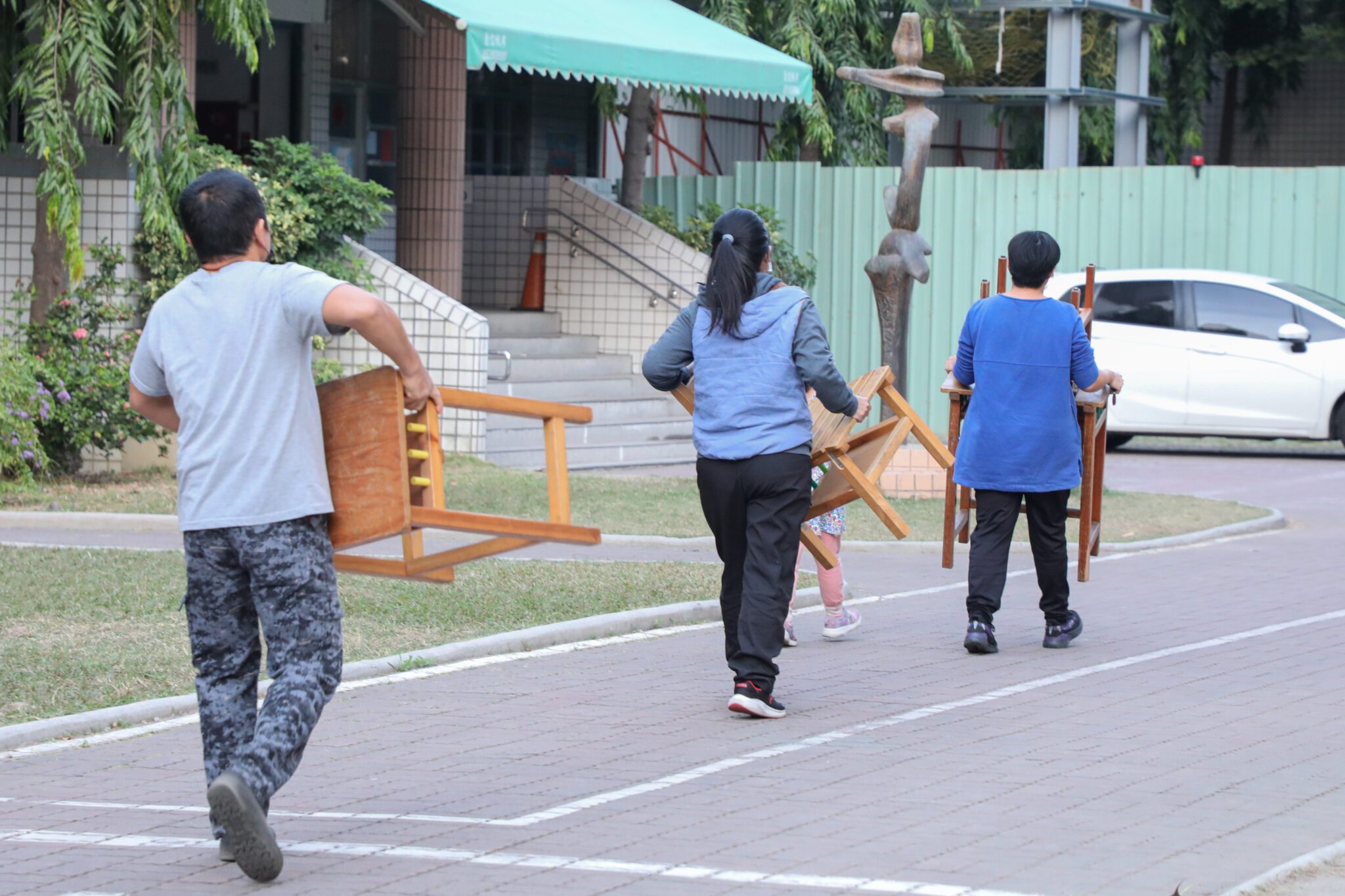 家長感動到紅眼框!木製桌椅開放學生免費領用 盧市長:持續努力改善孩子學習環境 家長感動到紅眼框!木製桌椅開放學生免費領用 盧市長:持續努力改善孩子學習環境