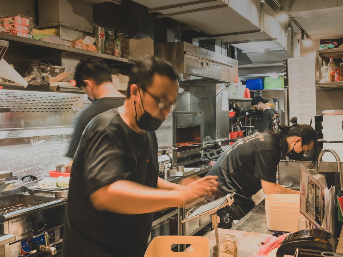 圖／年底聚會旺季到來，柒息地因聚餐氣氛佳、菜色多元成為首選餐廳，節慶時段訂位一位難求。（柒息地提供）