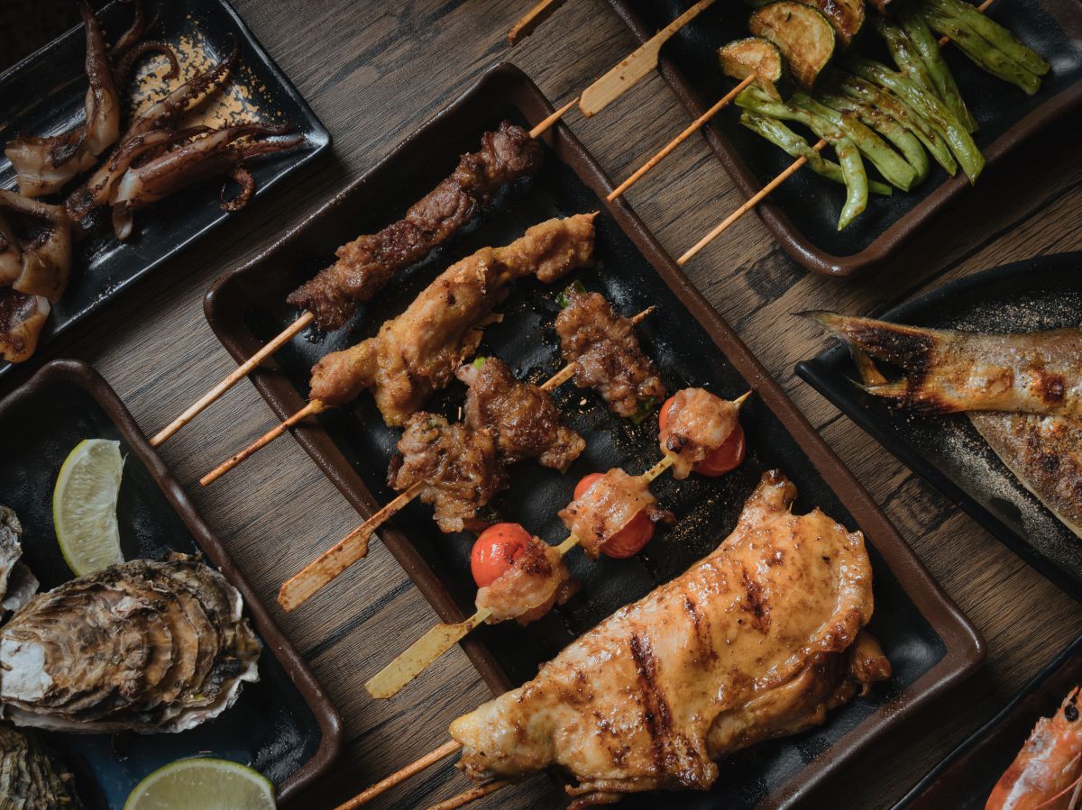 圖／柒息地以多樣化串燒、鍋物與小食著稱，品項豐富能滿足不同族群的聚餐需求。（柒息地提供）