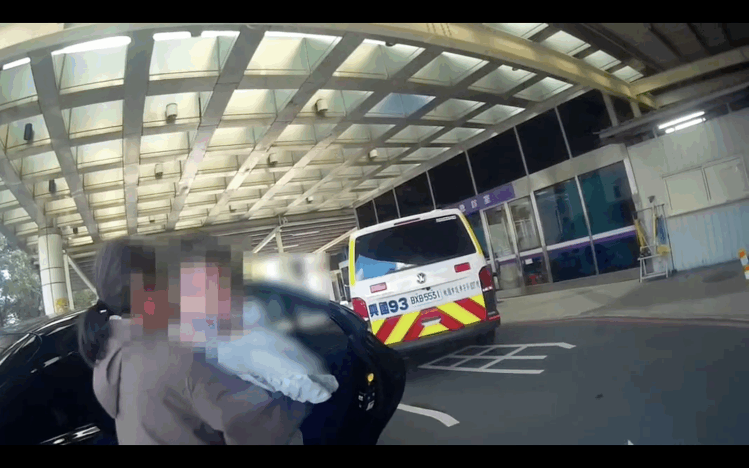 1歲幼童遭燙傷情況危急! 八德暖警急鳴笛開道助送醫 1歲幼童遭燙傷情況危急! 八德暖警急鳴笛開道助送醫