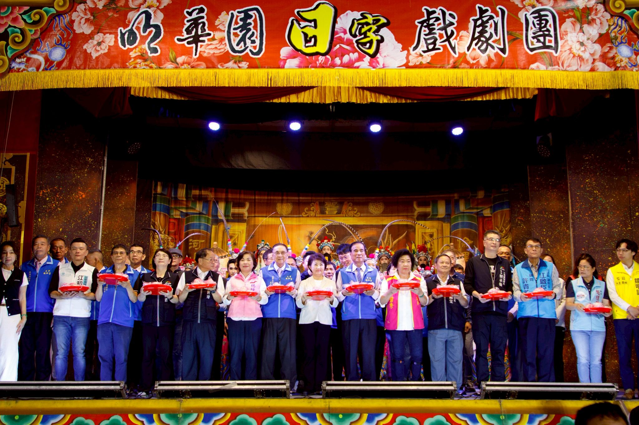 明華園日字團大里瑞和宮熱力開演 盧市長贈匾「慈光普照」肯定廟方挺傳藝、文化再發光 明華園日字團大里瑞和宮熱力開演 盧市長贈匾「慈光普照」肯定廟方挺傳藝、文化再發光