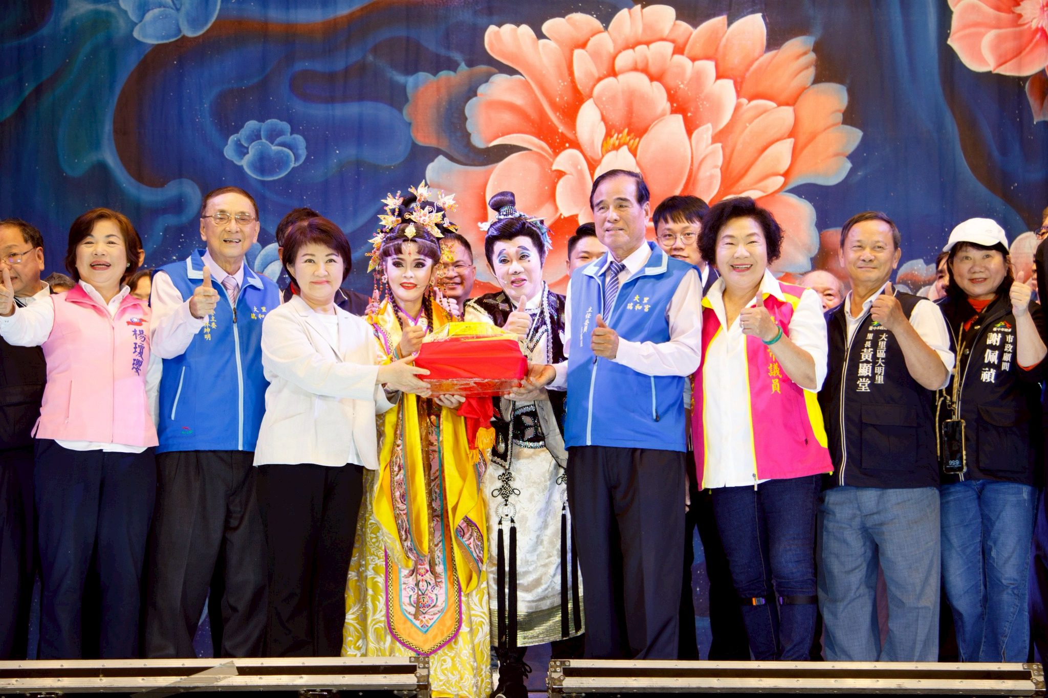 明華園日字團大里瑞和宮熱力開演 盧市長贈匾「慈光普照」肯定廟方挺傳藝、文化再發光 明華園日字團大里瑞和宮熱力開演 盧市長贈匾「慈光普照」肯定廟方挺傳藝、文化再發光