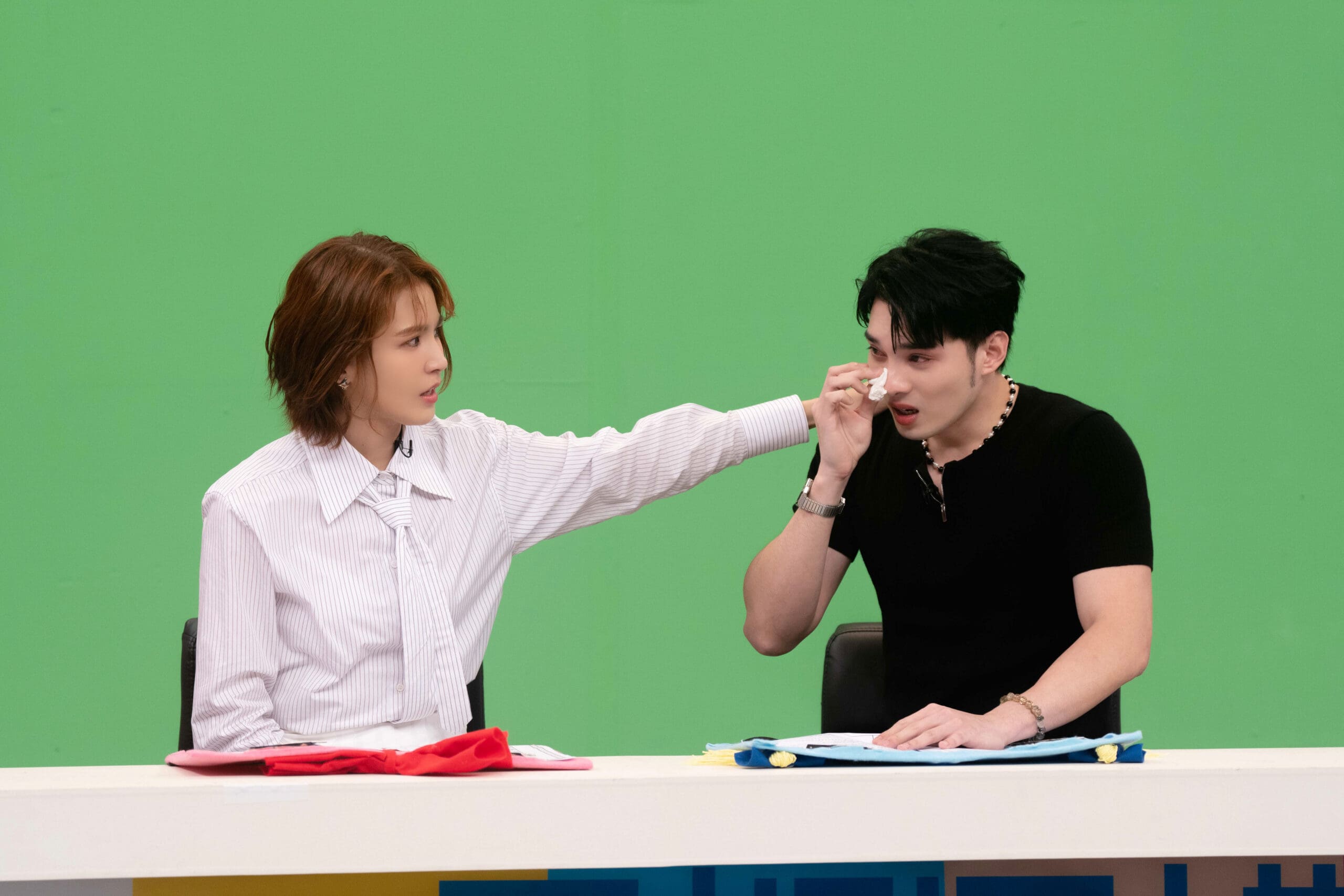 曾沛慈和黃偉晉主持娛樂百分百最後一集 真情流露淚灑攝影棚 曾沛慈和黃偉晉主持娛樂百分百最後一集 真情流露淚灑攝影棚