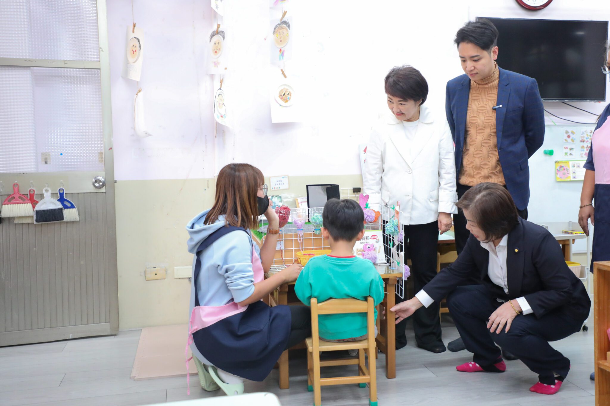 家長感動到紅眼框!木製桌椅開放學生免費領用 盧市長:持續努力改善孩子學習環境 家長感動到紅眼框!木製桌椅開放學生免費領用 盧市長:持續努力改善孩子學習環境