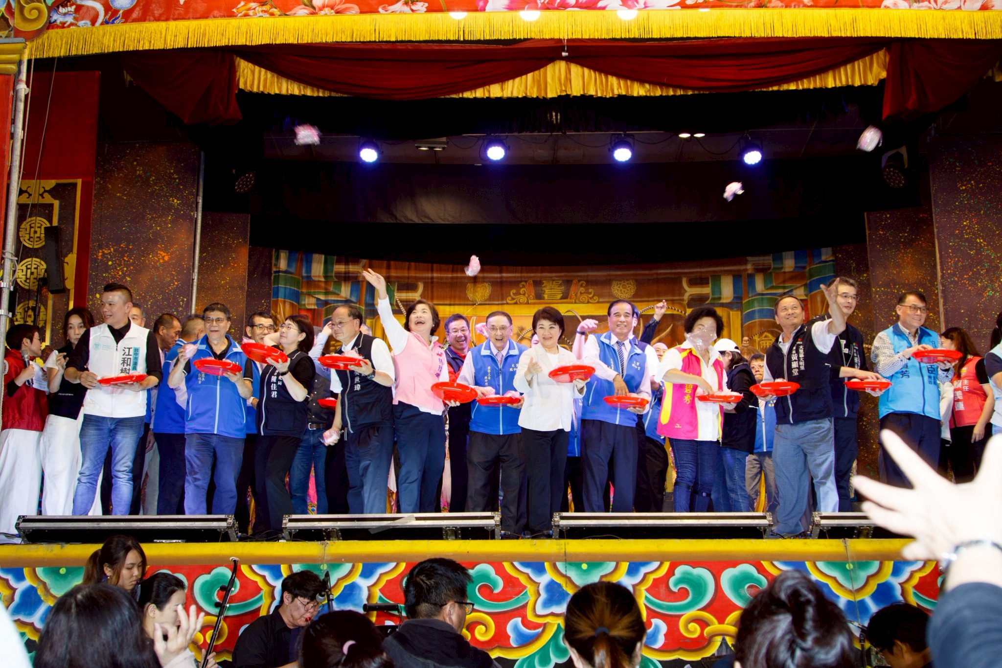 明華園日字團大里瑞和宮熱力開演 盧市長贈匾「慈光普照」肯定廟方挺傳藝、文化再發光 明華園日字團大里瑞和宮熱力開演 盧市長贈匾「慈光普照」肯定廟方挺傳藝、文化再發光