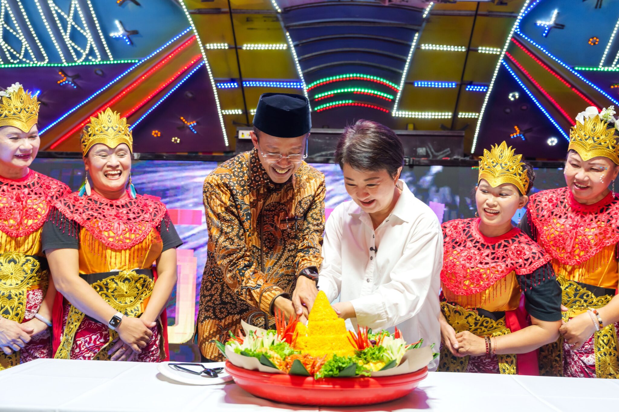 台中街頭變身「一日峇厘島」! 購物節迎印尼駐台艾吏福代表感受家鄉氛圍 盧市長:台中是印尼朋友的另一個家 台中街頭變身「一日峇厘島」! 購物節迎印尼駐台艾吏福代表感受家鄉氛圍 盧市長:台中是印尼朋友的另一個家