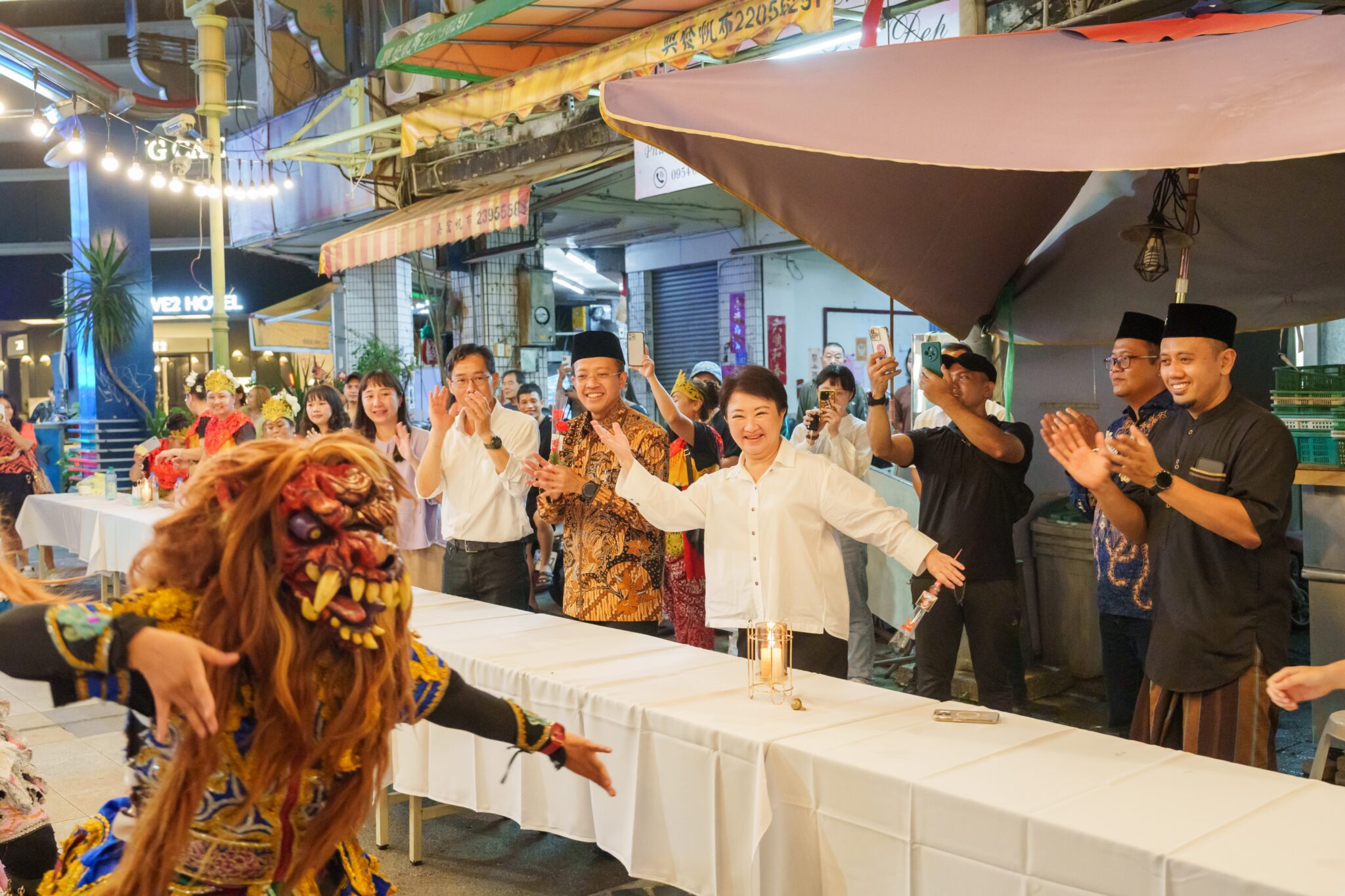 台中街頭變身「一日峇厘島」! 購物節迎印尼駐台艾吏福代表感受家鄉氛圍 盧市長:台中是印尼朋友的另一個家 台中街頭變身「一日峇厘島」! 購物節迎印尼駐台艾吏福代表感受家鄉氛圍 盧市長:台中是印尼朋友的另一個家