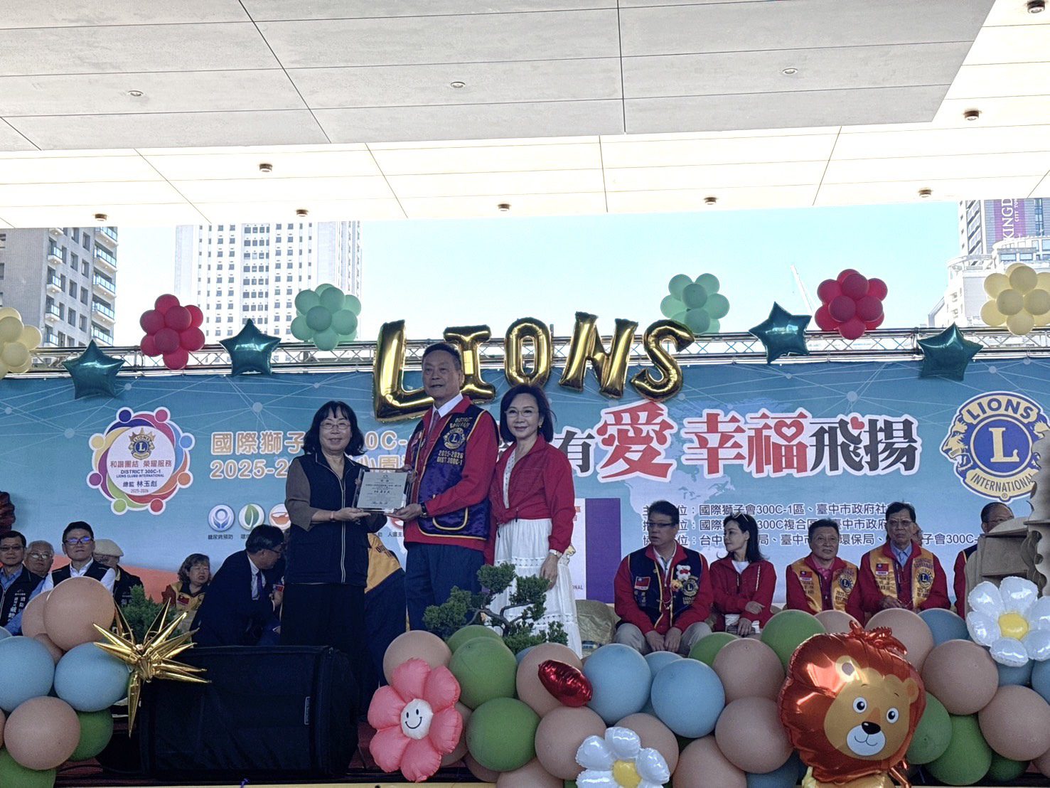 捐贈復康巴士、消防警備車　國際獅子會300C-1區溫暖台中