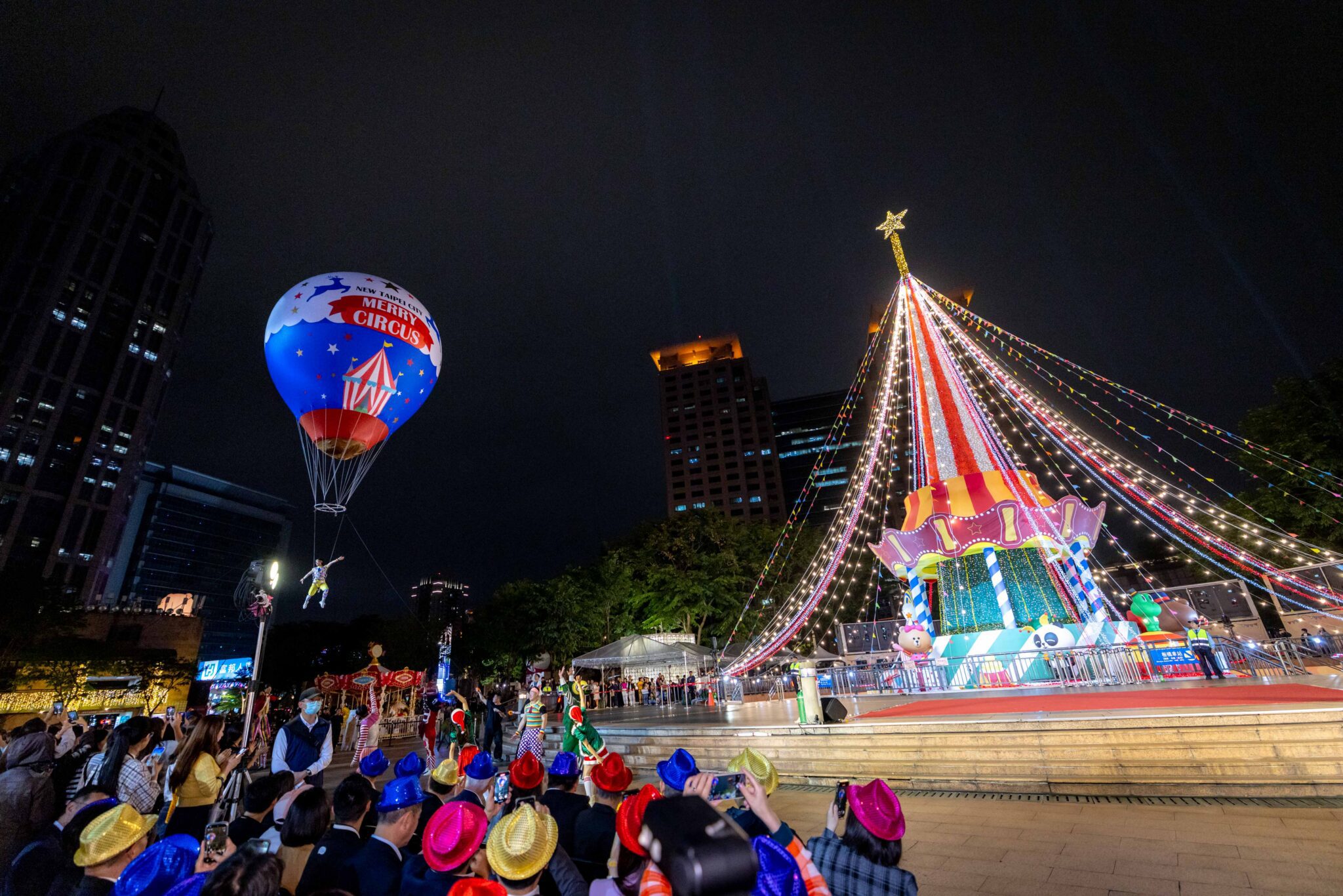 2025新北歡樂耶誕城今晚開城 女神李雅英、LINE FRIENDS兔兔、侯友宜共同點燈 2025新北歡樂耶誕城今晚開城 女神李雅英、LINE FRIENDS兔兔、侯友宜共同點燈