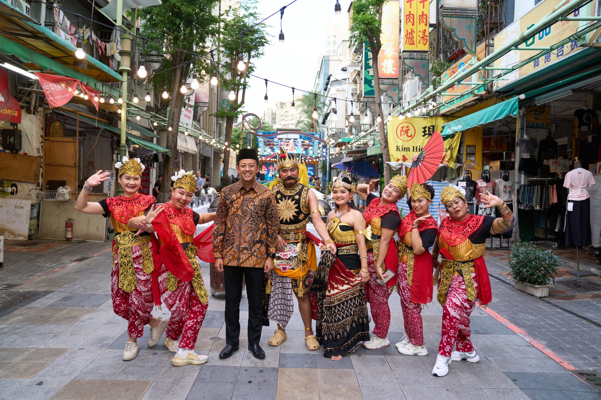 台中街頭變身「一日峇厘島」! 購物節迎印尼駐台艾吏福代表感受家鄉氛圍 盧市長:台中是印尼朋友的另一個家 台中街頭變身「一日峇厘島」! 購物節迎印尼駐台艾吏福代表感受家鄉氛圍 盧市長:台中是印尼朋友的另一個家