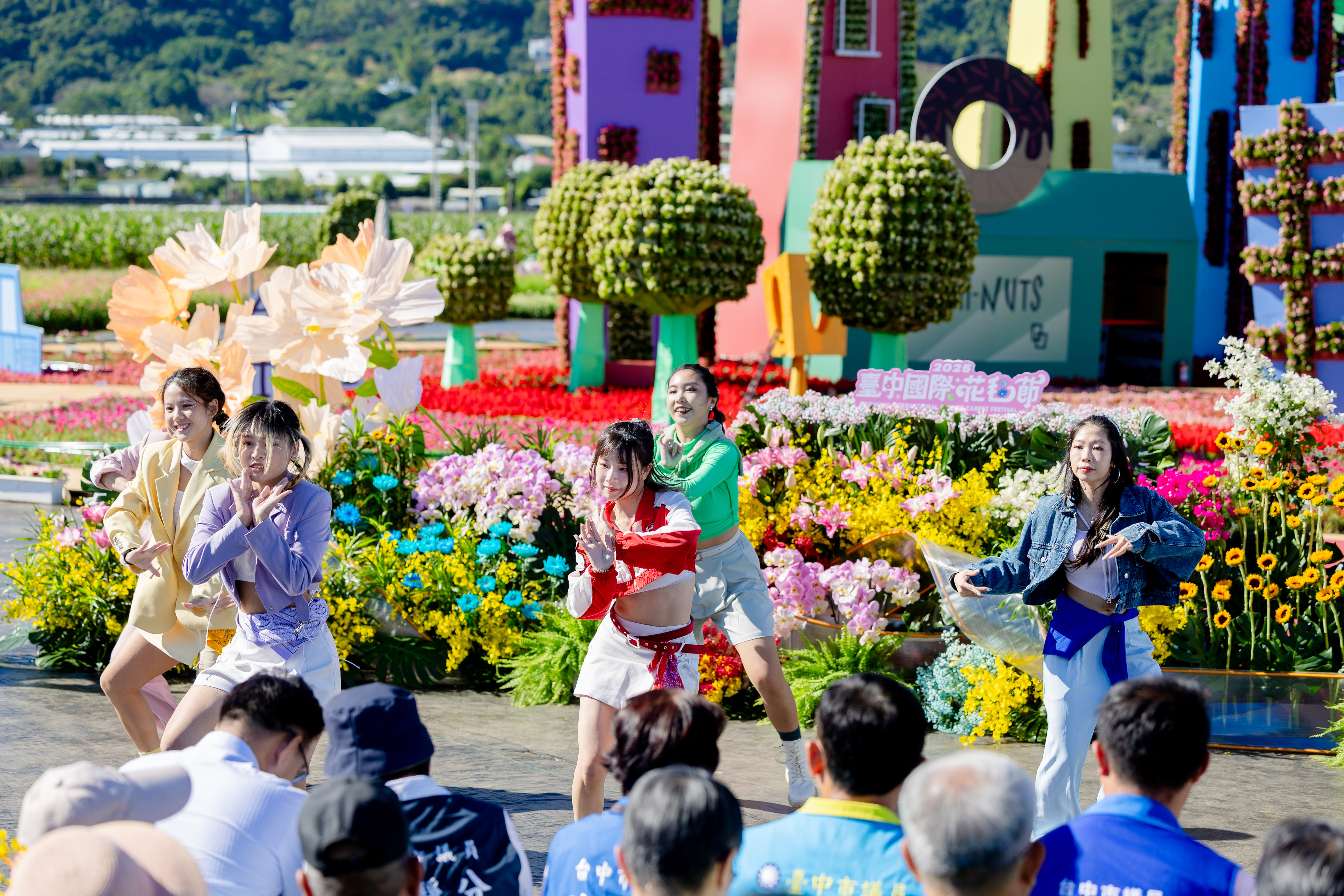 花毯節淪「煙火秀」? 節慶經濟優缺點分析 花毯節淪「煙火秀」? 節慶經濟優缺點分析