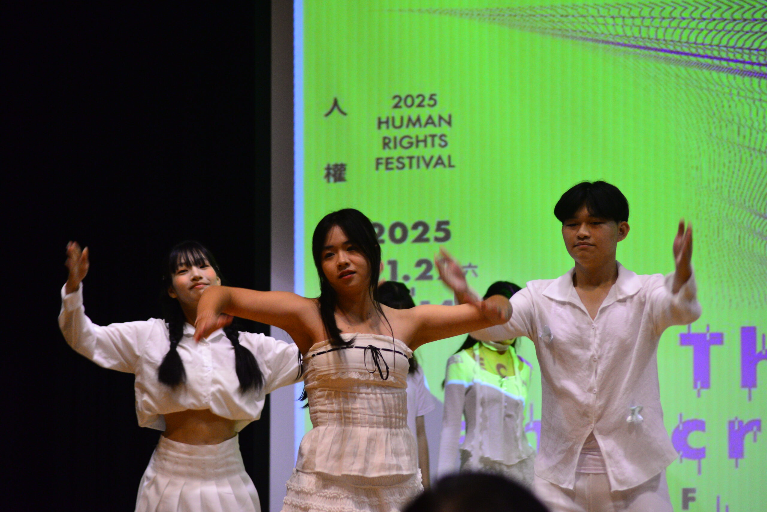 2025人權藝術生活節在白色恐怖景美紀念園區登場 5 %E9%96%8B%E5%A0%B4%E8%A1%A8%E6%BC%94 %E8%8E%8A%E6%95%AC%E9%AB%98%E8%81%B7%E8%A1%A8%E6%BC%94%E8%97%9D%E8%A1%93%E7%A7%91 scaled 1