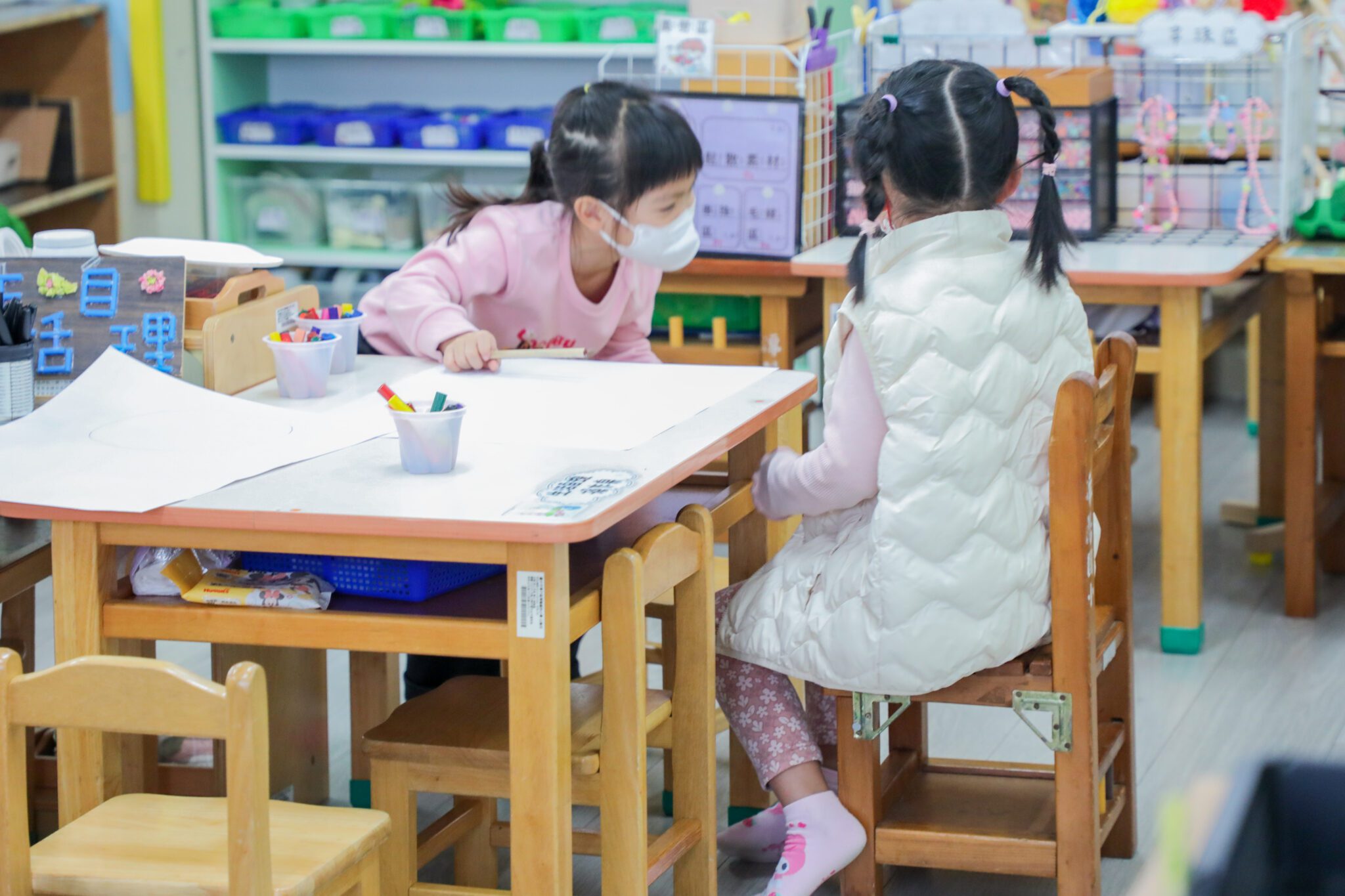 家長感動到紅眼框!木製桌椅開放學生免費領用 盧市長:持續努力改善孩子學習環境 家長感動到紅眼框!木製桌椅開放學生免費領用 盧市長:持續努力改善孩子學習環境