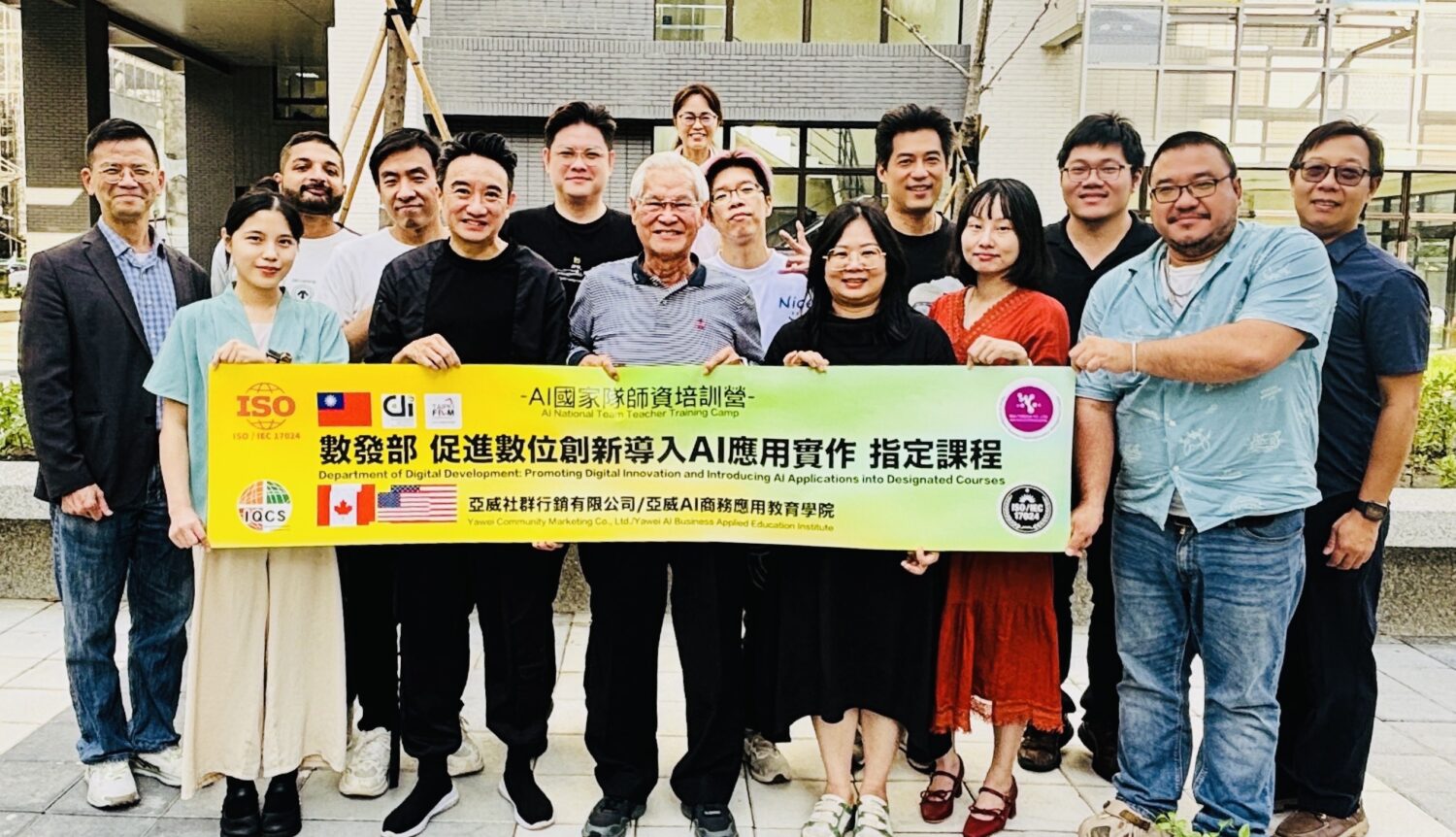 名導演朱延平、亞威AI學院院長陳志寬、執行長張楷文「亞威AI國家隊」創新賦能產業 亞威AI國家隊獲選數發部「引領中小微型企業數位轉型戰略攻頂計畫」,導入AI應用實作。(圖/亞威AI商務應用教育學院 提供)