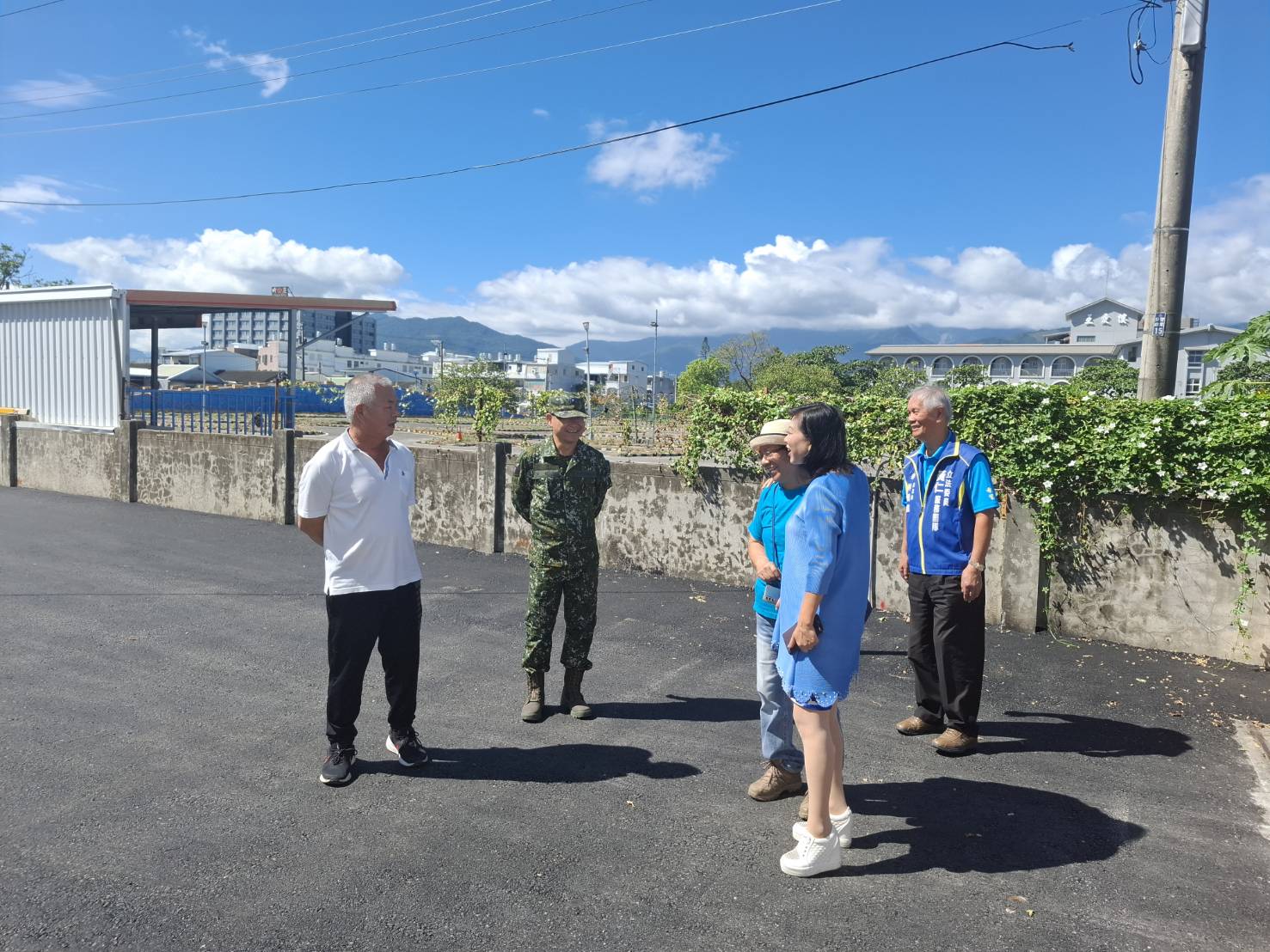 黃仁爭取270萬改善太平營區道路 王春梅代表出席完工會勘 張瑞武表示,太平營區警東新城內共有約90戶軍士官兵長住於此,長年以來道路龜裂、積水問題嚴重,影響行車安全與生活品質。(圖/黃仁國會辦公室)