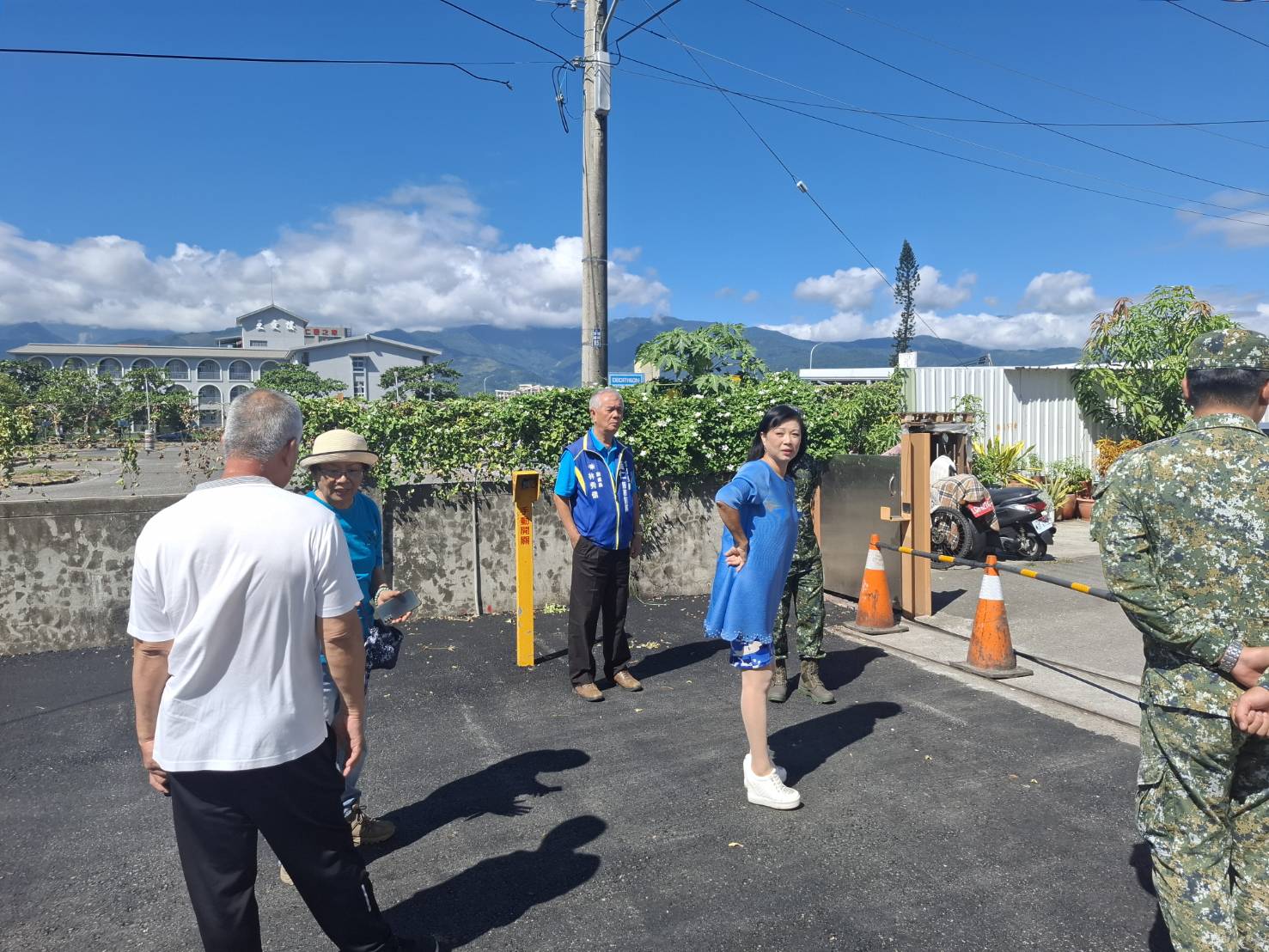 黃仁爭取270萬改善太平營區道路 王春梅代表出席完工會勘 在黃仁委員居中協調與積極爭取下,國防部最終核定撥款270萬元辦理道路重鋪工程,終於在本月完成施工,煥然一新。(圖/黃仁國會辦公室)