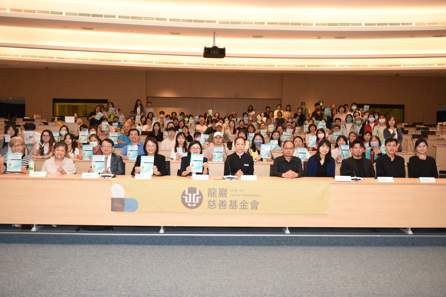 「2025市民公益講座──最後一哩路的生命智慧：照護、陪伴、溝通與撫慰」9日登場，活動結合音樂欣賞、專家演講與實務座談，吸引滿滿民眾熱烈參與。(圖／記者翻攝)