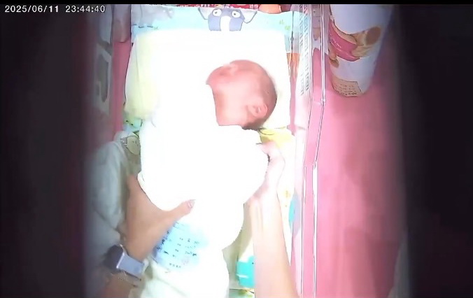 新北三重采新婦幼診所遭檢舉，嬰兒遭單手提起恐導致搖晃症候群，引發公憤。（圖／記者翻攝）