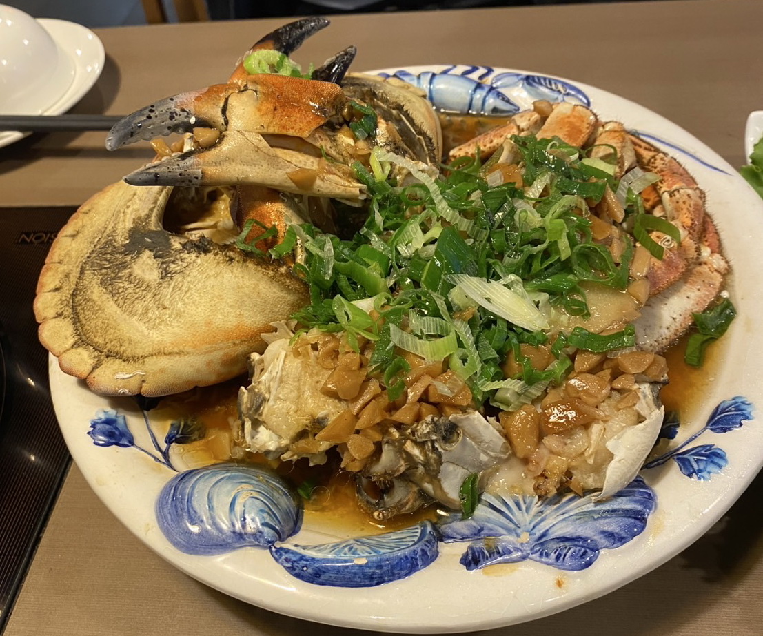 石頭蟹料理使用食材是店內產地直送海鮮，頂級食材，口感頂級。(圖／記者翻攝)