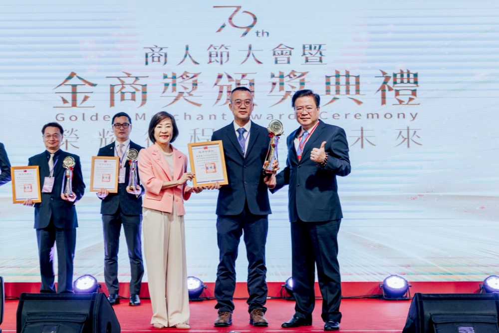 01%E9%B4%BB%E9%BC%8E%E8%8F%93%E5%AD%90%E9%9B%99%E5%96%9C%E8%87%A8%E9%96%80%E6%A6%AE%E7%8D%B2%E3%80%8C%E4%BC%81%E6%A5%AD%E7%95%8C%E5%A5%A7%E6%96%AF%E5%8D%A1%E3%80%8D%E3%80%8C%E9%87%91%E5%95%86%E7%8D%8E%E3%80%8D%E5%8F%8A%E3%80%8C%E7%B6%93%E6%BF%9F%E7%95%8C%E5%A5%A7%E6%96%AF%E5%8D%A1%E3%80%8D%E3%80%8C%E9%87%91%E6%89%8B%E7%8D%8E%E3%80%8D 1