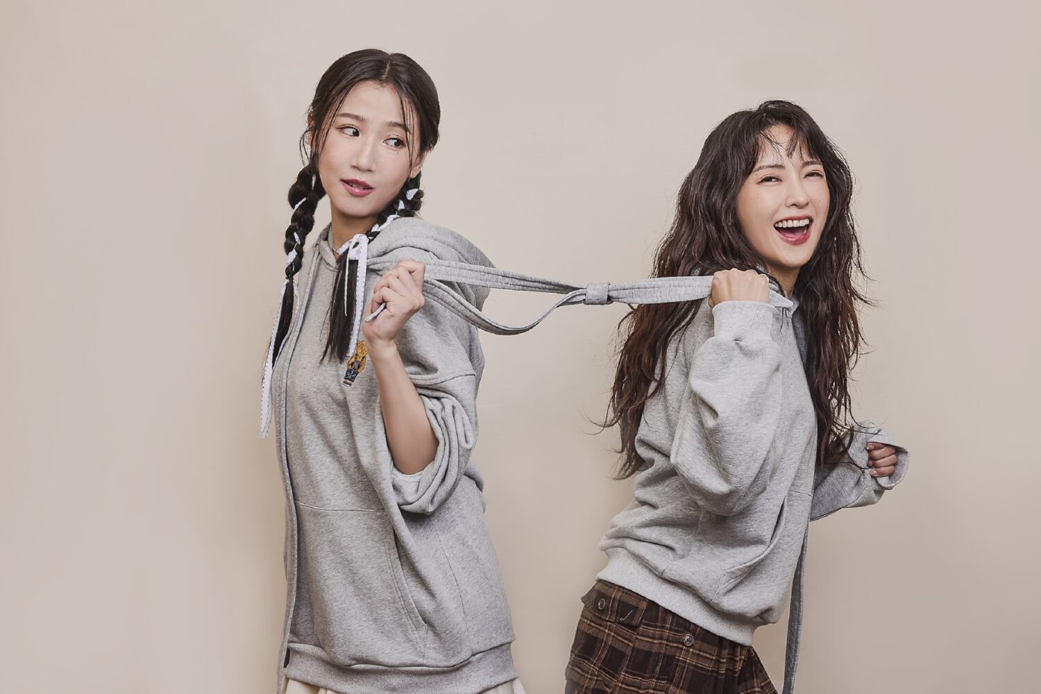 大元 × 方志友:當友情與家庭成為彼此的溫度! 大元(右)和方志友(左)的合體拍攝,氣氛就像閨蜜之間的日常。(圖/LAVIDO提供)