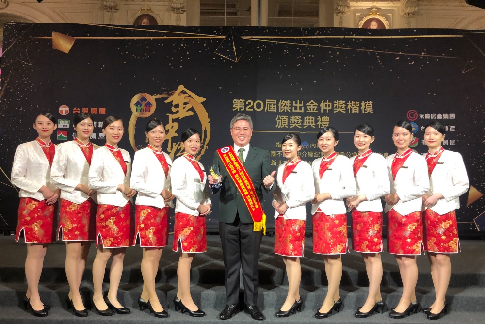 深耕20載大安區學區房與房屋出租的房仲首選 ; 邱瑞銘 31 02%E6%B7%B1%E8%80%9520%E8%BC%89%E5%A4%A7%E5%AE%89%E5%8D%80%E5%AD%B8%E5%8D%80%E6%88%BF%E8%88%87%E6%88%BF%E5%B1%8B%E5%87%BA%E7%A7%9F%E7%9A%84%E6%88%BF%E4%BB%B2%E9%A6%96%E9%81%B8%E9%82%B1%E7%91%9E%E9%8A%98