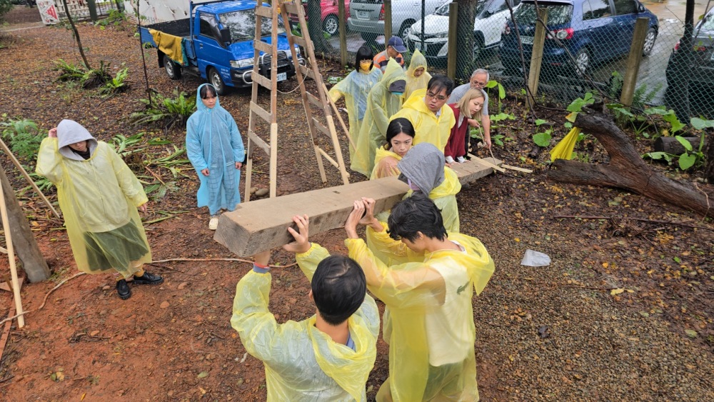 中原大學設計學院從文化扎根到實作落地:設計原專班「模型 × 場域 × 建造」整合式教學成果 15 02%E9%80%8F%E9%81%8E%E5%88%86%E5%B7%A5%E5%90%88%E4%BD%9C%E8%88%87%E9%AB%94%E9%A9%97%E5%BC%8F%E5%AD%B8%E7%BF%92%E5%8A%A0%E6%B7%B1%E5%B0%8D%E5%82%B3%E7%B5%B1%E5%BB%BA%E7%AF%89%E6%9D%90%E6%96%99%E8%AA%8D%E7%9F%A5