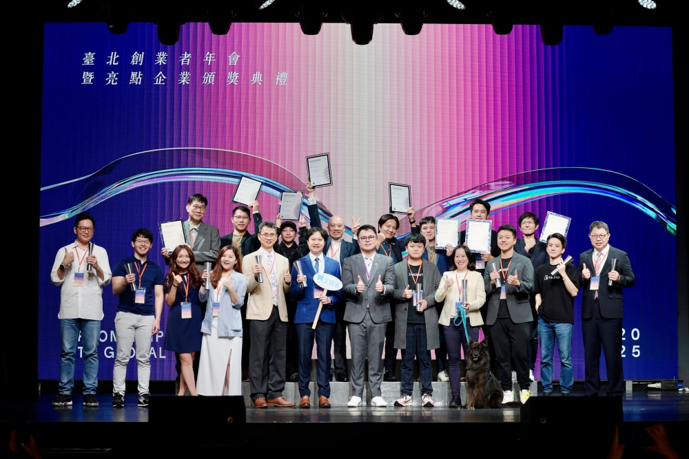 2025 臺北市亮點企業揭曉 展現產業多元樣貌 9 03%E8%87%BA%E5%8C%97%E5%B8%82%E6%94%BF%E5%BA%9C%E7%94%A2%E6%A5%AD%E5%B1%80%E9%99%B3%E4%BF%8A%E5%AE%89%E5%B1%80%E9%95%B7%E8%88%872025%E8%87%BA%E5%8C%97%E5%B8%82%E4%BA%AE%E9%BB%9E%E4%BC%81%E6%A5%AD18%E5%AE%B6%E7%8D%B2%E7%8D%8E%E4%BC%81%E6%A5%AD%E5%90%88%E5%BD%B1