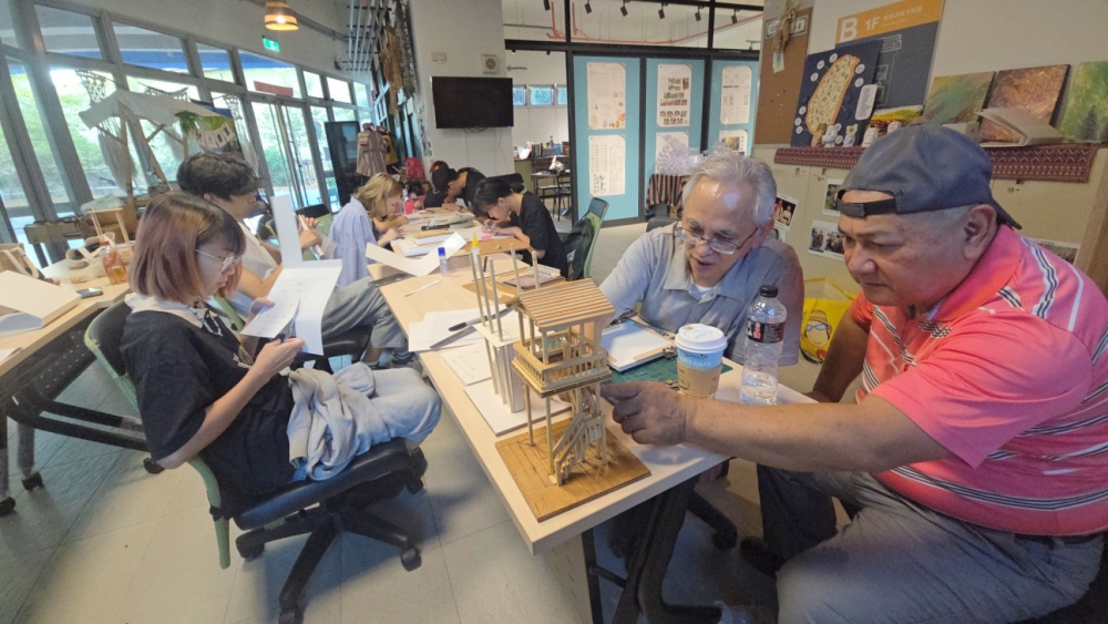 中原大學設計學院從文化扎根到實作落地:設計原專班「模型 × 場域 × 建造」整合式教學成果 16 03%E9%80%8F%E9%81%8E%E8%AA%B2%E5%A0%82%E6%A8%A1%E5%9E%8B%E6%A7%8B%E6%80%9D%E5%88%B0%E8%90%BD%E5%9C%B0%E5%B8%AB%E7%94%9F%E5%85%B1%E7%AF%89%E5%8E%9F%E6%B0%91%E6%96%87%E5%8C%96%E7%9E%AD%E6%9C%9B%E5%8F%B0%E5%B1%95%E7%8F%BE%E5%9C%98%E9%9A%8A%E5%87%9D%E8%81%9A%E5%8A%9B%E8%88%87%E6%96%87%E5%8C%96%E8%A1%8C%E5%8B%95%E5%8A%9B