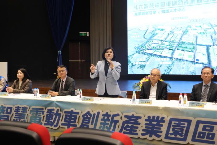 打造斗六智慧生活城 智慧電動車創新產業園區逐步實現 張麗善縣長今天向鄉親說明並宣示,縣府積極推動「斗六智慧電動車創新產業園區」,打造斗六智慧生活城的決心及作為。