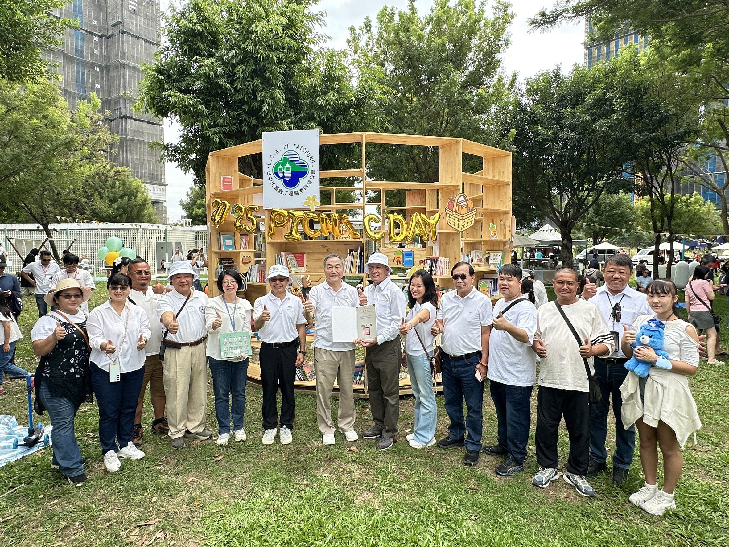 突破26萬人潮再創新紀錄! 台中市民野餐日全市29區熱情響應共度草地閱讀時光 突破26萬人潮再創新紀錄! 台中市民野餐日全市29區熱情響應共度草地閱讀時光