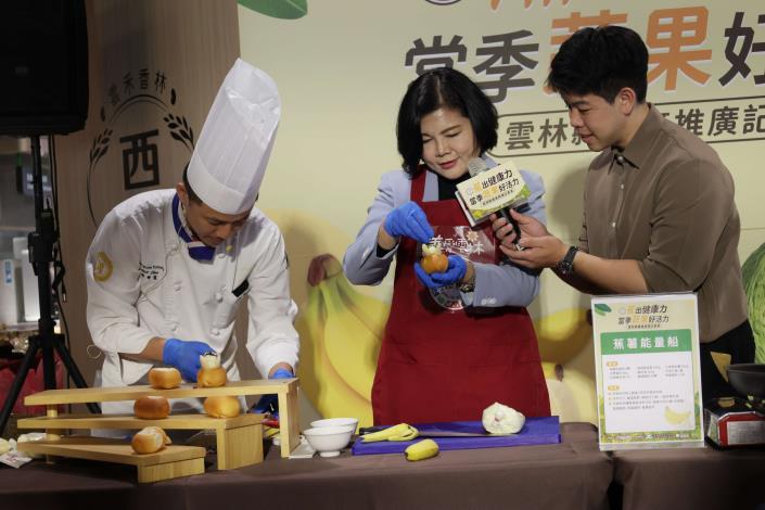 雲林香蕉、高麗菜正對時 張麗善縣長邀民眾國道品嚐產地直送鮮味 張麗善縣長與陳世苓主廚共同示範「蕉薯能量船」創意料理