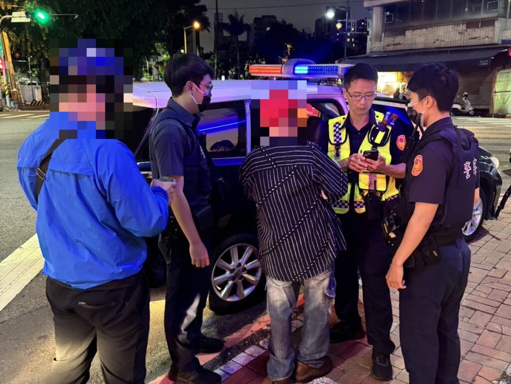 紅帽成關鍵!巡邏警眼尖辨識 迷途失智翁深夜被尋獲 紅帽成關鍵!巡邏警眼尖辨識 迷途失智翁深夜被尋獲