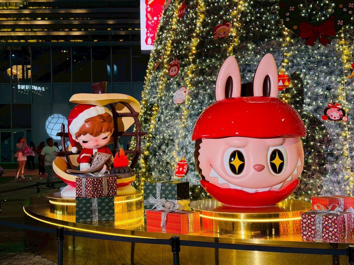 南紡「蘋安綻Fun 幸福相遇」聖誕展區登場 POP MART六大IP首度齊聚亮相 南紡「蘋安綻Fun 幸福相遇」聖誕展區登場 POP MART六大IP首度齊聚亮相