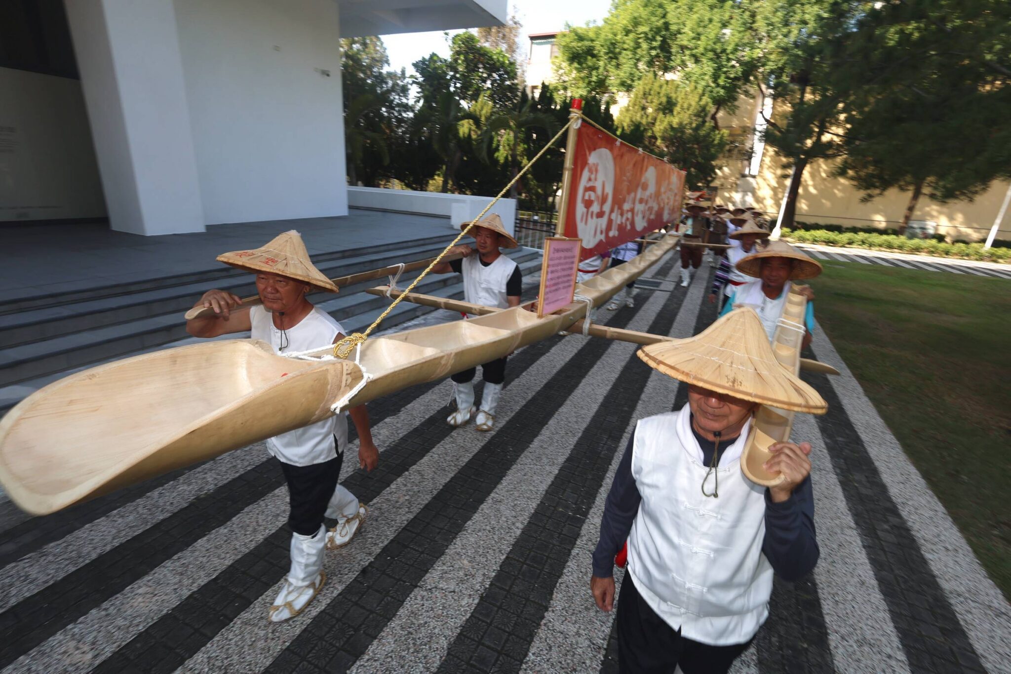 「馬稻成功」草屯稻草工藝文化節熱鬧開幕　巨無霸「扁擔王」挑戰金氏世界紀錄