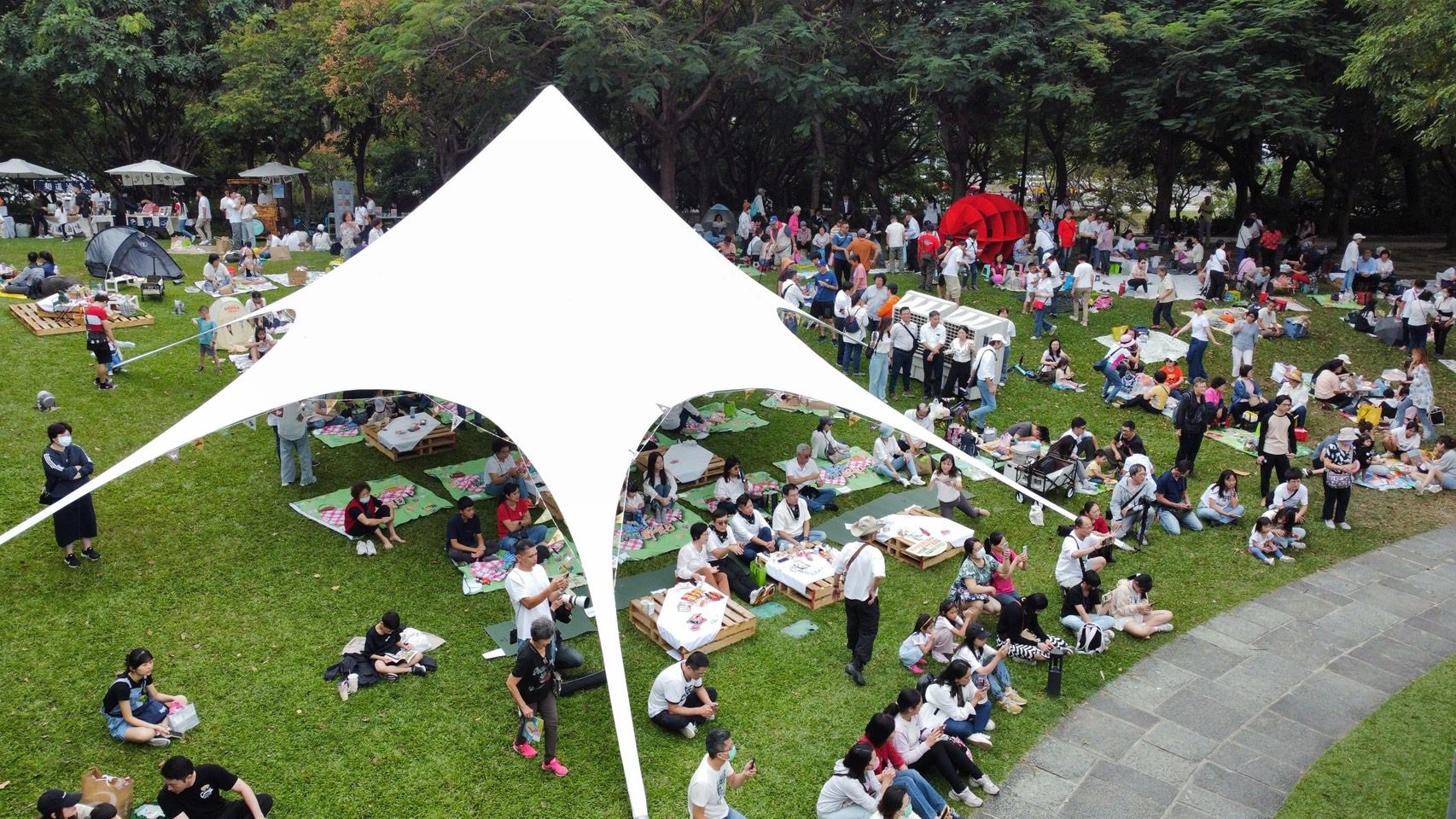 突破26萬人潮再創新紀錄! 台中市民野餐日全市29區熱情響應共度草地閱讀時光 突破26萬人潮再創新紀錄! 台中市民野餐日全市29區熱情響應共度草地閱讀時光