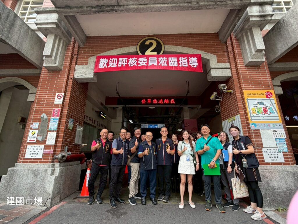 台中市集閃耀2,481顆星 榮登全國評鑑六連霸冠軍寶座 建國公有零售市場榮獲經濟部認證114年五星優良市集。(圖/臺中市政府經濟發展局 提供)