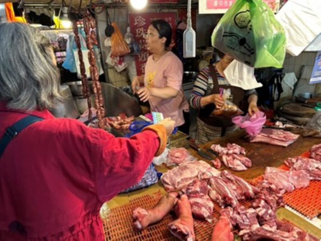 台中物調券第二天買氣翻倍!市場、夜市、商圈人潮暴增 民眾領到物調券後-直接到攤商消費享優惠。(圖/台中市政府經濟發展局提供)