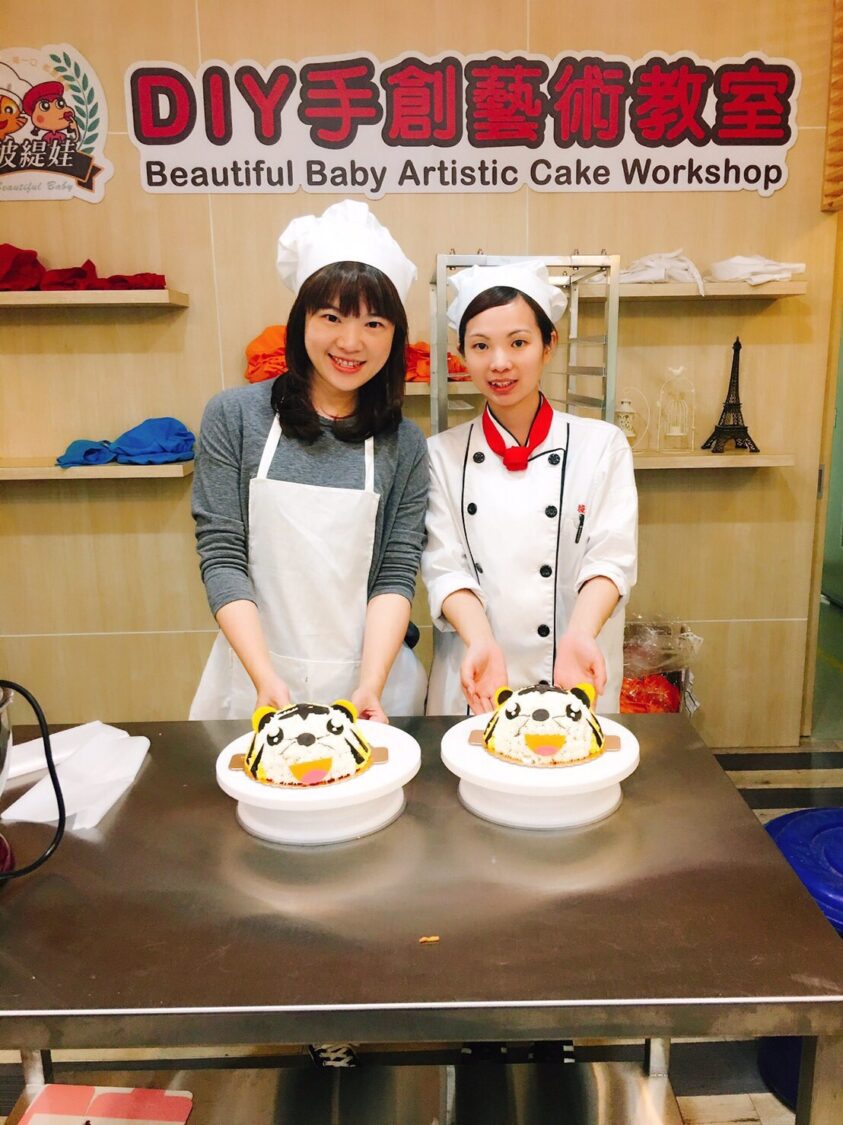【全台第一家】蛋糕觀光工廠推出AR闖關、甜點DIY 力推在地商圈轉型 DIY 手創課程現場照,學員與老師展示虎造型蛋糕。(圖/彼緹娃 提供)