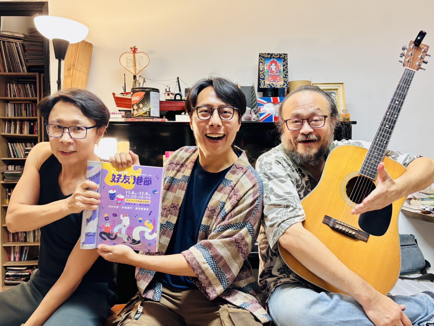 傳奇樂手與歌王合體「好友港節」劉志遠、謝宇威再獻藝!張啟樂三度總召「港仔台爸」超感動 左起-傳奇樂手劉志遠、金鐘主持張啟樂、歌王謝宇威,為「2025好友港節市集」登台獻唱。(圖/好友港節 提供)