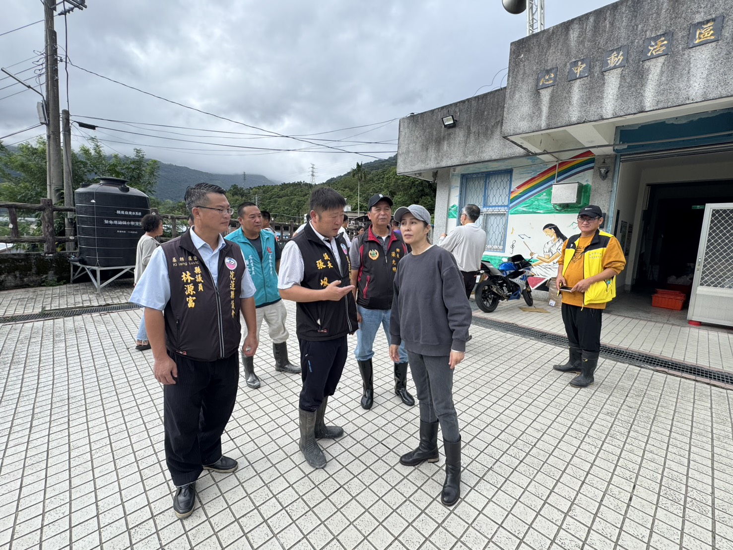 張峻議長和高金委員、林源富議員、簡智隆議員、以及萬榮鄉梁光明鄉長一起到萬榮鄉明利村馬太鞍部落勘災。（圖／記者 趙靜姸翻攝）