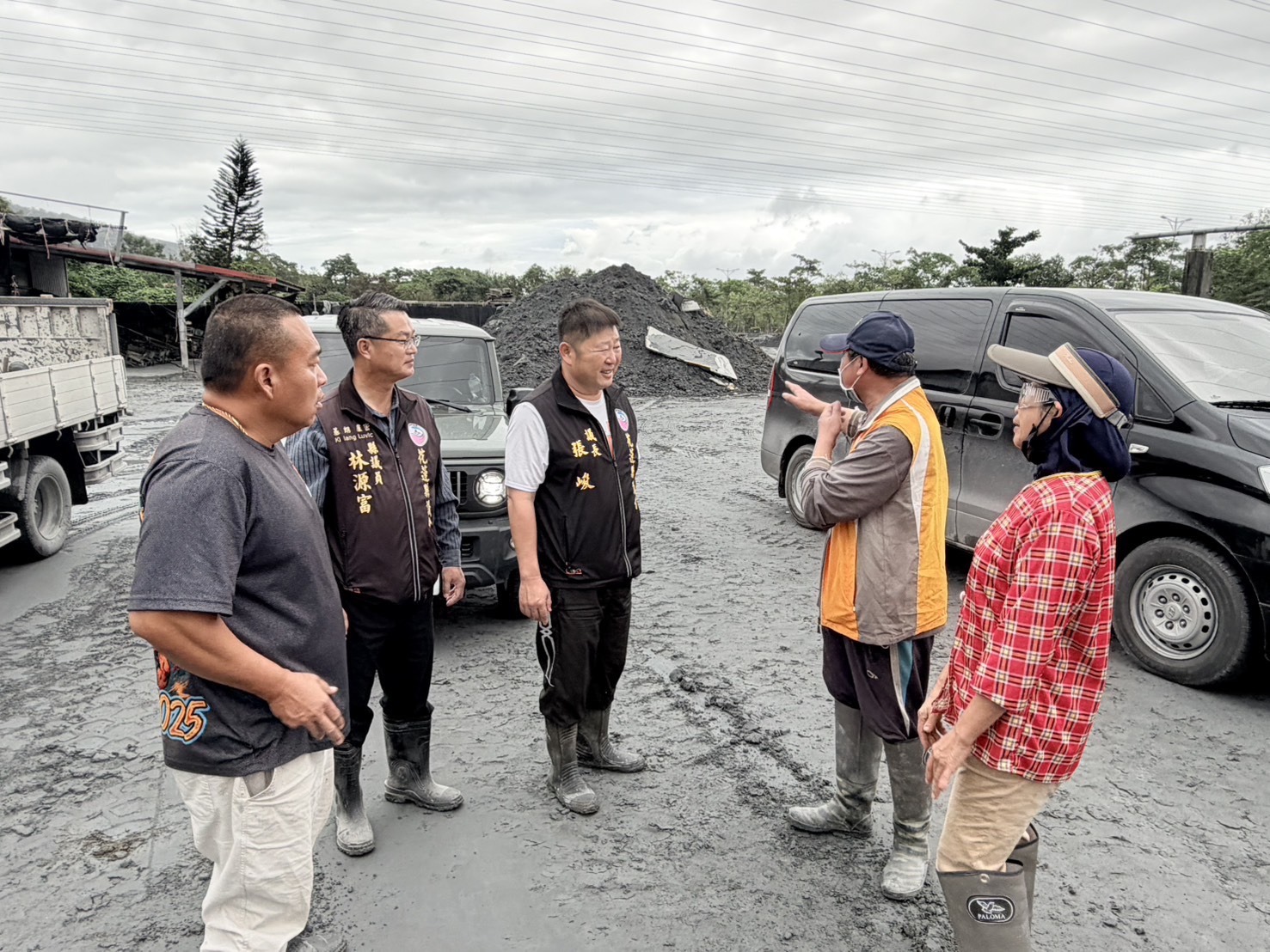張峻議長與縣議員林源富、鳳義里長蕭文立、長橋里長邱進崑等在災區了解復原情形。