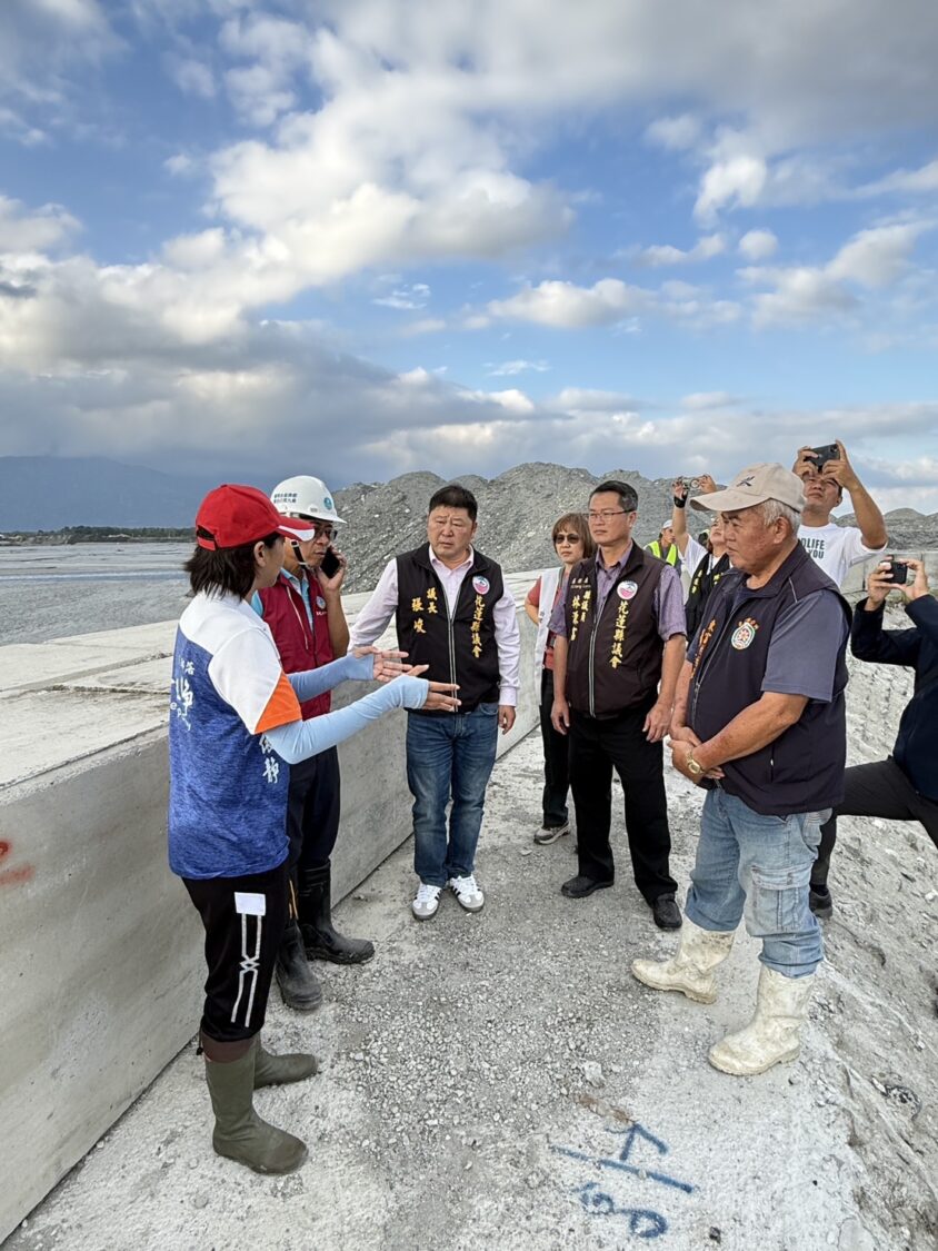 張峻議長（前排中）及林源富議員（右二）、蔡依靜議員（左一）在現場聽取河段清淤作業進度情況。(圖／記者趙靜姸 翻攝)