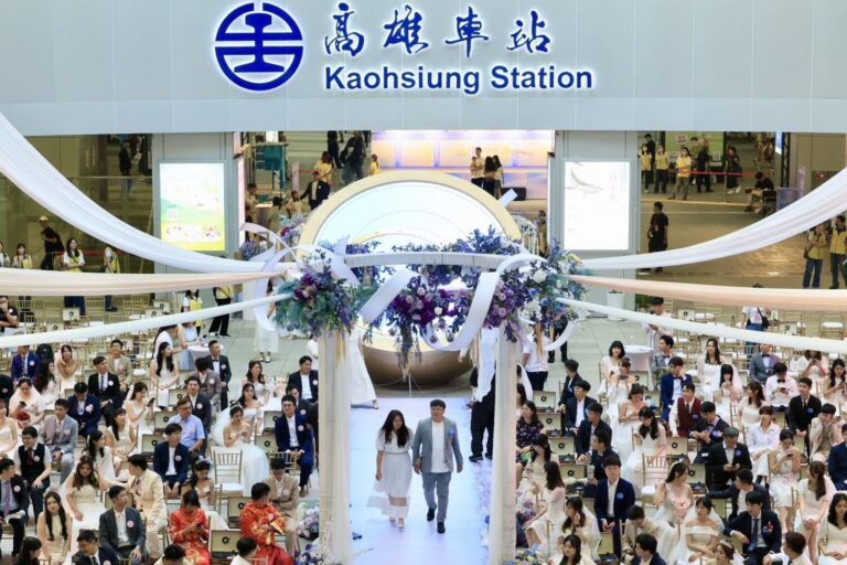 陳其邁見證愛情列車  高市府集團婚禮115對新人幸福出發