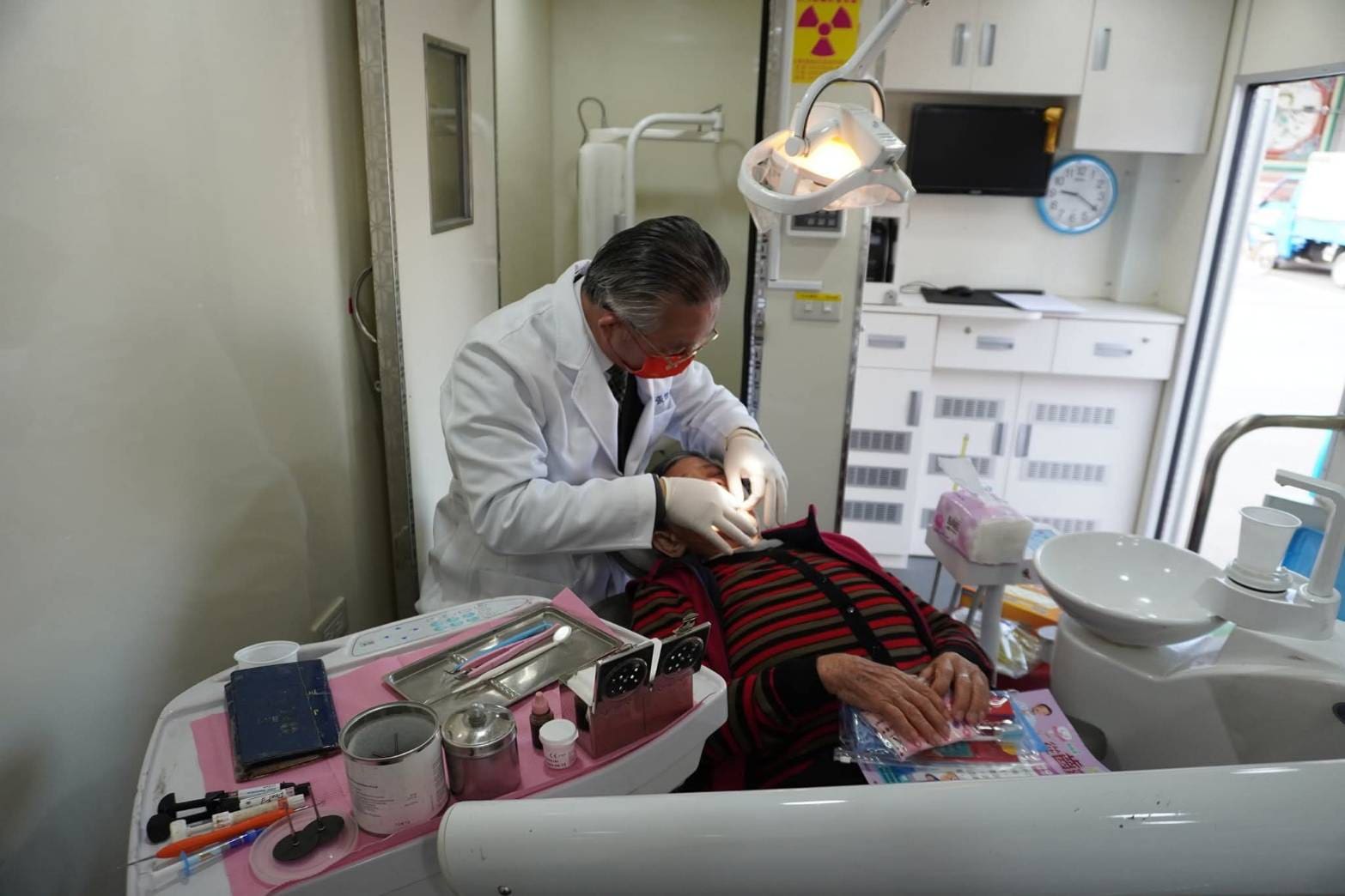 嘉義縣牙科醫療覆蓋率達100％　專車深入偏鄉守護口腔健康