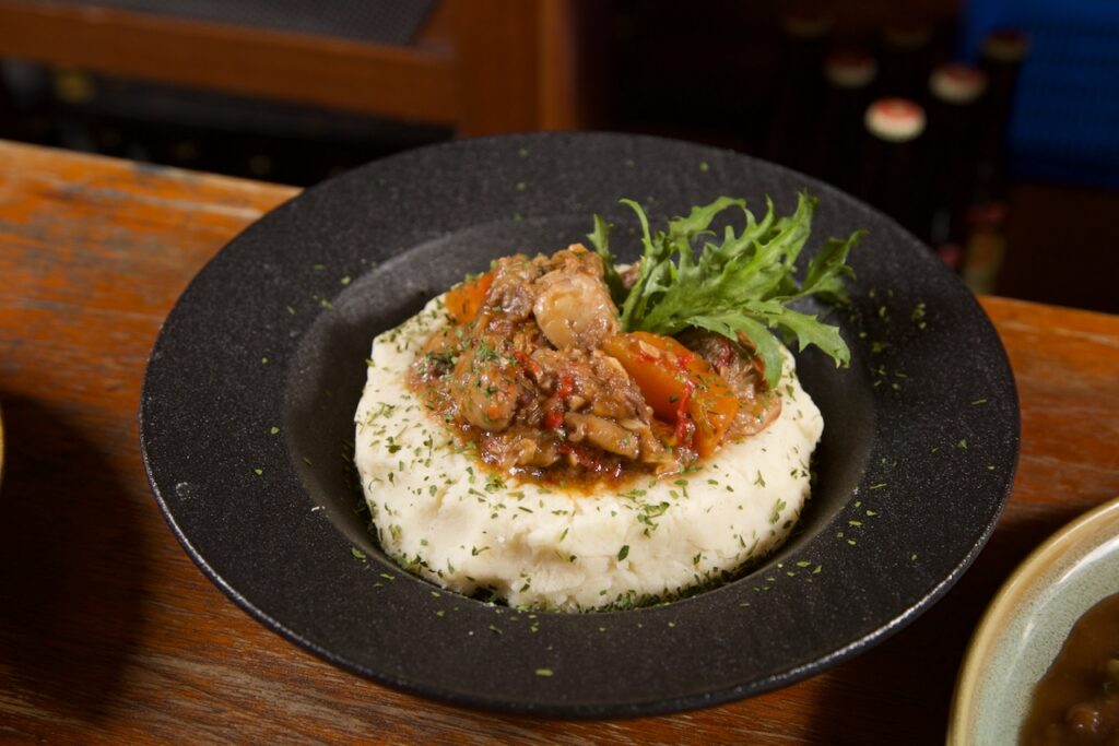 ABV閣樓餐酒館開啟歐陸新篇章 品味荷蘭質樸風情 傳統荷蘭洋蔥燉牛肉佐薯泥。( 圖 / 業者提供 )