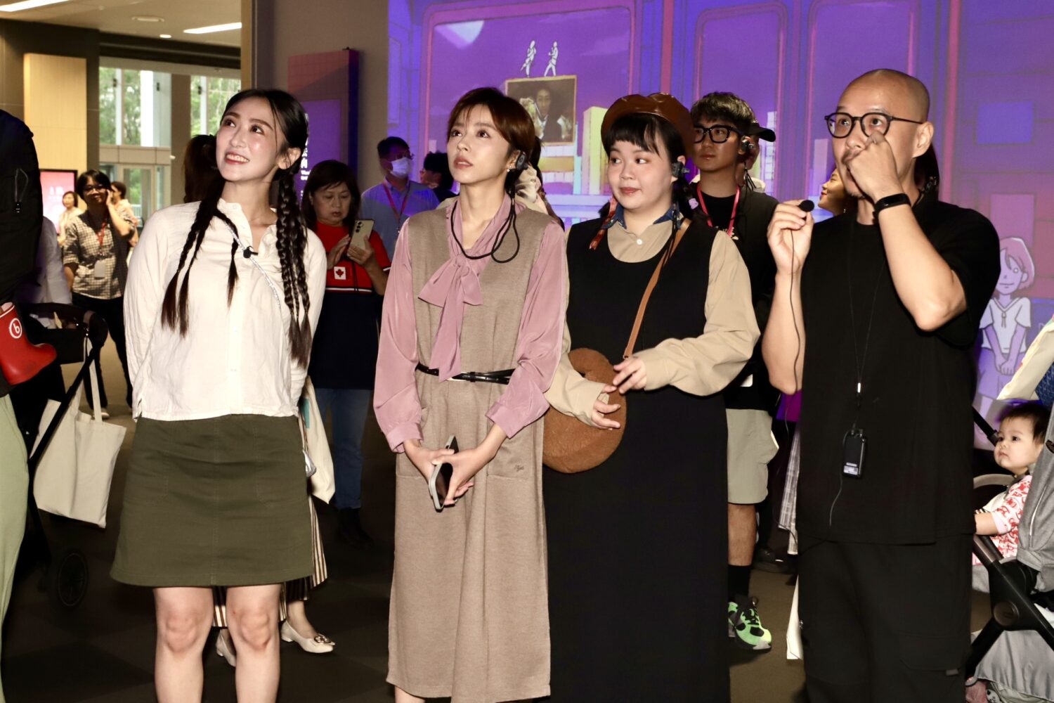 王瞳(左2)、宮美樂(左3)以及蔡允潔(左1)參觀國家檔案館，仔細聆聽解說。(圖/民視 提供)