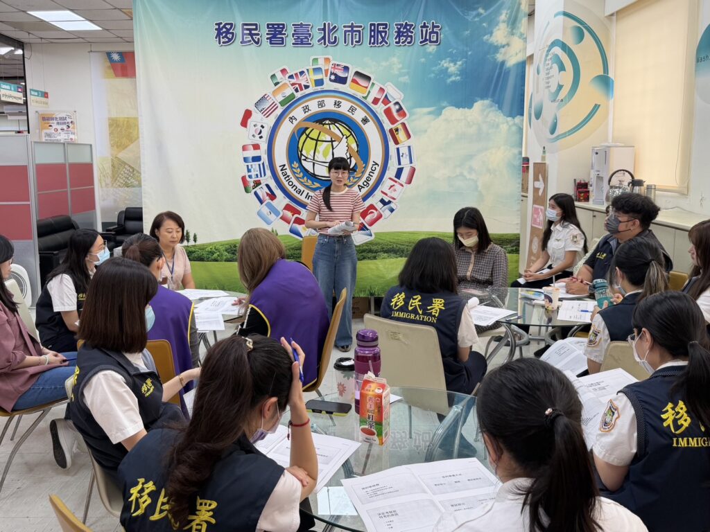 移民署舉辦「移民特考」經驗分享會 上榜生現身激勵同仁築夢踏實 劉琬柔(圖中)感謝備考期間家人的支持、長官與同仁的提點,助她追夢成功。(圖/記者林家嘉翻攝)