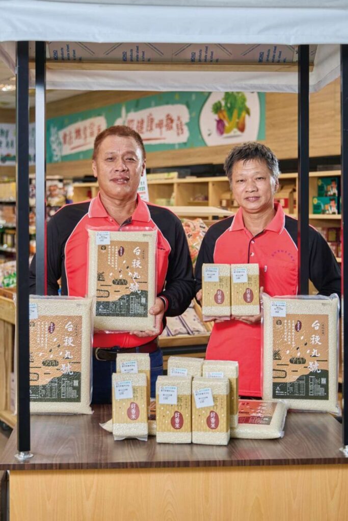 邱臣遠推動農創永續 科技城市的新綠力量《IN新竹》揭開農業新篇章 新竹在地稻農以創新品牌「好香米」打響城市農產名號,成為兼具品質與故事的在地伴手禮代表。(圖/記者林家嘉翻攝)